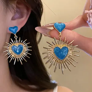 Élégantes boucles d'oreilles vintage en or avec cœurs en émail bleu pour femmes