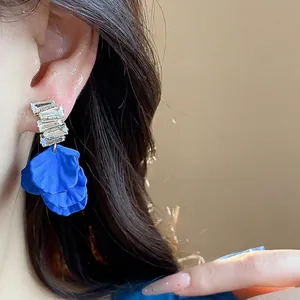 Eleganti orecchini a petalo in acrilico blu Klein con pietre di zirconia cubica lucide