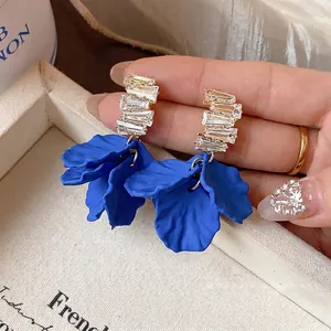 Eleganti orecchini a petalo blu Klein con scintillanti zirconi rettangolari e design chic.
