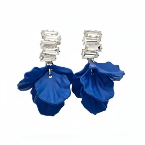 Eleganti orecchini a petalo in acrilico blu reale con borchie in zirconi lucenti