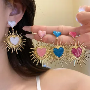 Gros plan de boucles d'oreilles cœur vintage colorées avec finition émaillée pour femmes