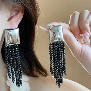 Boucles d'Oreilles Clous Carrées en Métal à Glands Avec Tige en Argent Sterling 925 Perles de Verre Noires Boucles d'Oreilles Longues Femme Bijoux