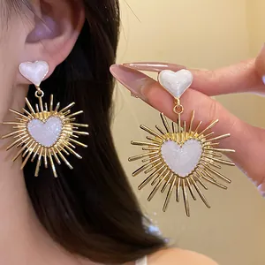 Boucles d'oreilles vintage cœur blanc avec rayons pour un look de luxe minimaliste