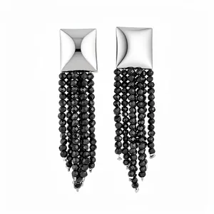Élégantes boucles d'oreilles carrées argentées avec de longs pompons noirs en perles