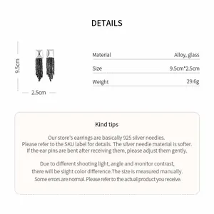 Détail de boucles d'oreilles à pompon en verre carré avec spécifications de taille