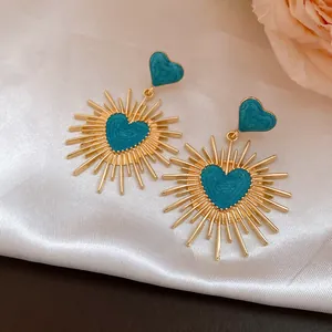 Boucles d'oreilles vintage dorées avec pendentif en émail bleu en forme de cœur