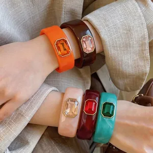Dikke hars armbanden met smaragd geslepen kristallen in diverse kleuren