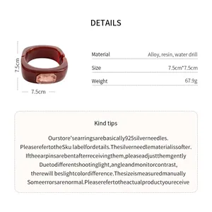 Gedetailleerde weergave van vierkante hars armband met strass en afmetingen