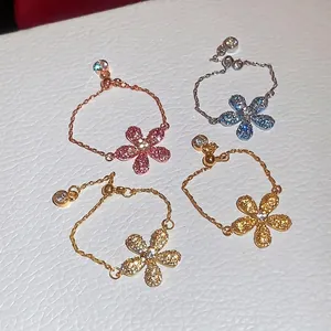 Anelli a catena a fiori regolabili con pietre di zircone in vivace stile dopamina