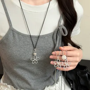 Collier Pendentif Fleur en Alliage Couleur Argent Style Coréen Perle Artificielle Strass Elégant Bijoux pour Femmes