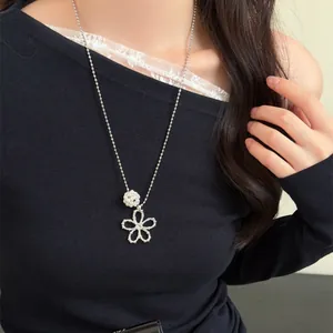 Élégant collier coréen en argent avec pendentif fleur en perles sur un mannequin