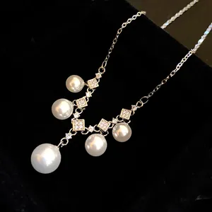Gros plan sur le pendentif en zircon et les perles blanches élégantes sur chaîne en argent