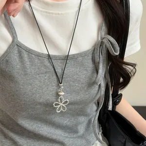 Collier élégant avec pendentif fleur argenté, cordon noir et perle de style coréen