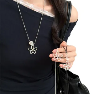Collier pendentif fleur argentée style coréen avec perle blanche pour tenue élégante femme