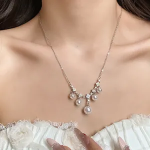 Gros plan d'un collier élégant avec perles et zircons sur le cou d'un mannequin femme