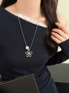 Vue rapprochée d'un élégant collier fleur de perles argentées de style coréen sur mannequin