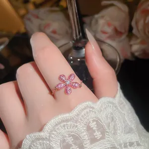 Dettaglio ravvicinato di un anello a fiore in zircone rosa con cinturino a catena