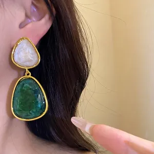 Elegant vintage resin triangle drop earrings featuring a gold-toned minimalist design.