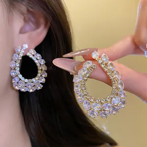 Gros plan sur des boucles d'oreilles en zircon en forme de goutte d'eau au design vintage