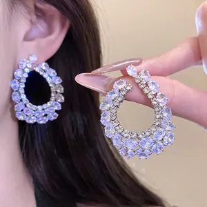 Gros plan de boucles d'oreilles gouttes en zircon avec aiguille en argent élégante