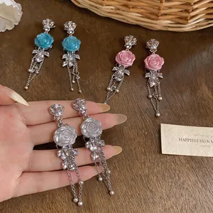 Eleganti orecchini nappa floreali con rose in resina e finitura argento rosa blu.