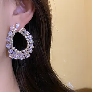 Gros plan sur des boucles d'oreilles en zircon scintillant en forme de goutte