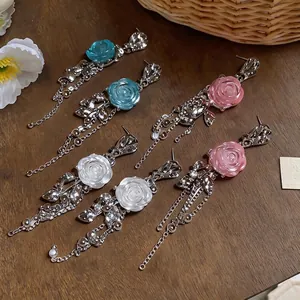 Eleganti orecchini a fiore in resina con nappe e aghi d'argento per un look di lusso.