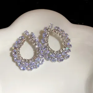 Vue détaillée de boucles d'oreilles géométriques en zircons brillants et fins