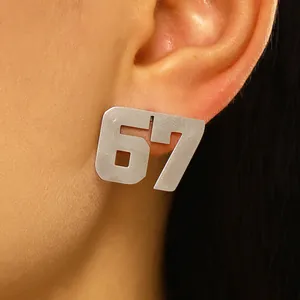 Primo piano di un orecchino personalizzato in acciaio inossidabile con il numero 67