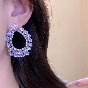 Vue détaillée de boucles d'oreilles goutte en zircone pour un look rétro sophistiqué