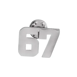 Dettaglio spilla numero 67 in acciaio inossidabile lucidato con chiusura a farfalla