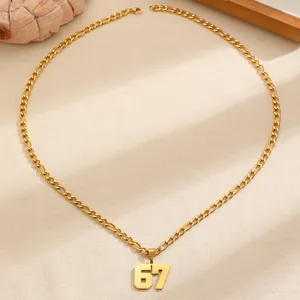Vista dettagliata di una collana in acciaio inossidabile dorato con ciondolo numero 67 vintage