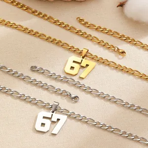 Dettaglio di collane e catene in acciaio inossidabile oro e argento con pendente 67