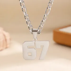Dettaglio ravvicinato di una collana in acciaio inossidabile argento con ciondolo numero 67