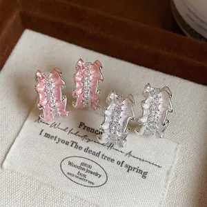 Elegante C-förmige gefaltete Ohrstecker mit funkelnden Zirkonia und rosa Emaille