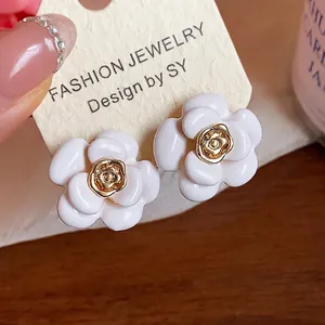 Élégantes boucles d'oreilles fleurs blanches plaquées or 18 carats au design camélia émaillé.
