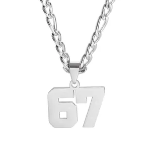 Primo piano di collana in acciaio inossidabile con ciondolo numero arabo 67 argento