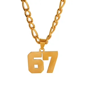 Primo piano di una collana in acciaio inossidabile dorato con pendente numero 67