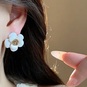 Élégantes boucles d'oreilles camélia blanc avec centre plaqué or 18 carats