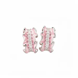Elegante C-förmige Silberohrstecker mit rosa Emaille-Faltenkanten und Zirkonia-Stein.