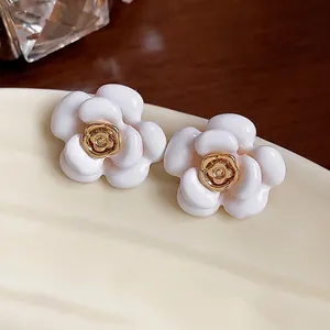 Élégantes boucles d'oreilles camélia blanc plaqué or 18 carats avec finition émail