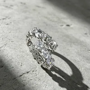 Vista dettagliata di un elegante anello aperto con scintillanti pietre di zirconia
