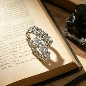 Primo piano di un anello in zircone scintillante su un libro antico con ombre eleganti.