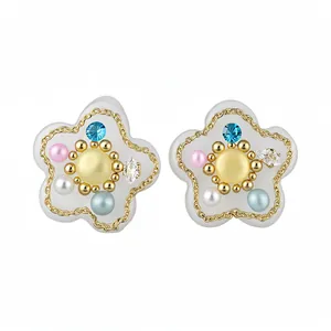 Pendientes de flor de resina con agujas de plata, perlas de colores y circonitas.