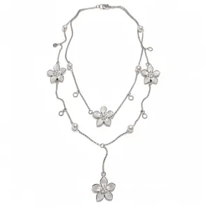 Elegante collana a doppio strato argentata con fiori in smalto bianco e perle.