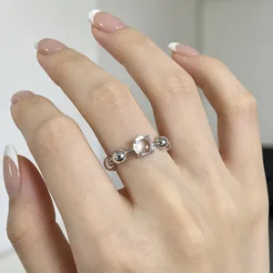 Anello regolabile minimalista in argento lucido con zircone tondo per gioielli da donna
