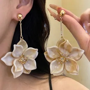 Elegantes pendientes de flores jaspeadas con centro de decoración de pedrería dorada