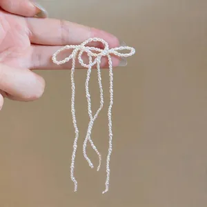Eleganti orecchini a perno a fiocco in perle con lunghe nappe di perline per donna