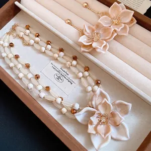 Conjunto de collar de cuentas multicapa étnico vintage con colgante de flor