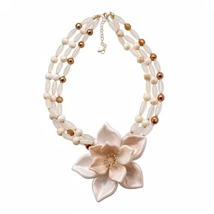 Collar bohemio multicapa de cuentas con elegante colgante de flor y pedrería brillante